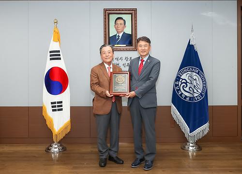 약학대학 후원장학회 이수근 이사장 천마아너스 인증패 수여식 (2023.10.6.)